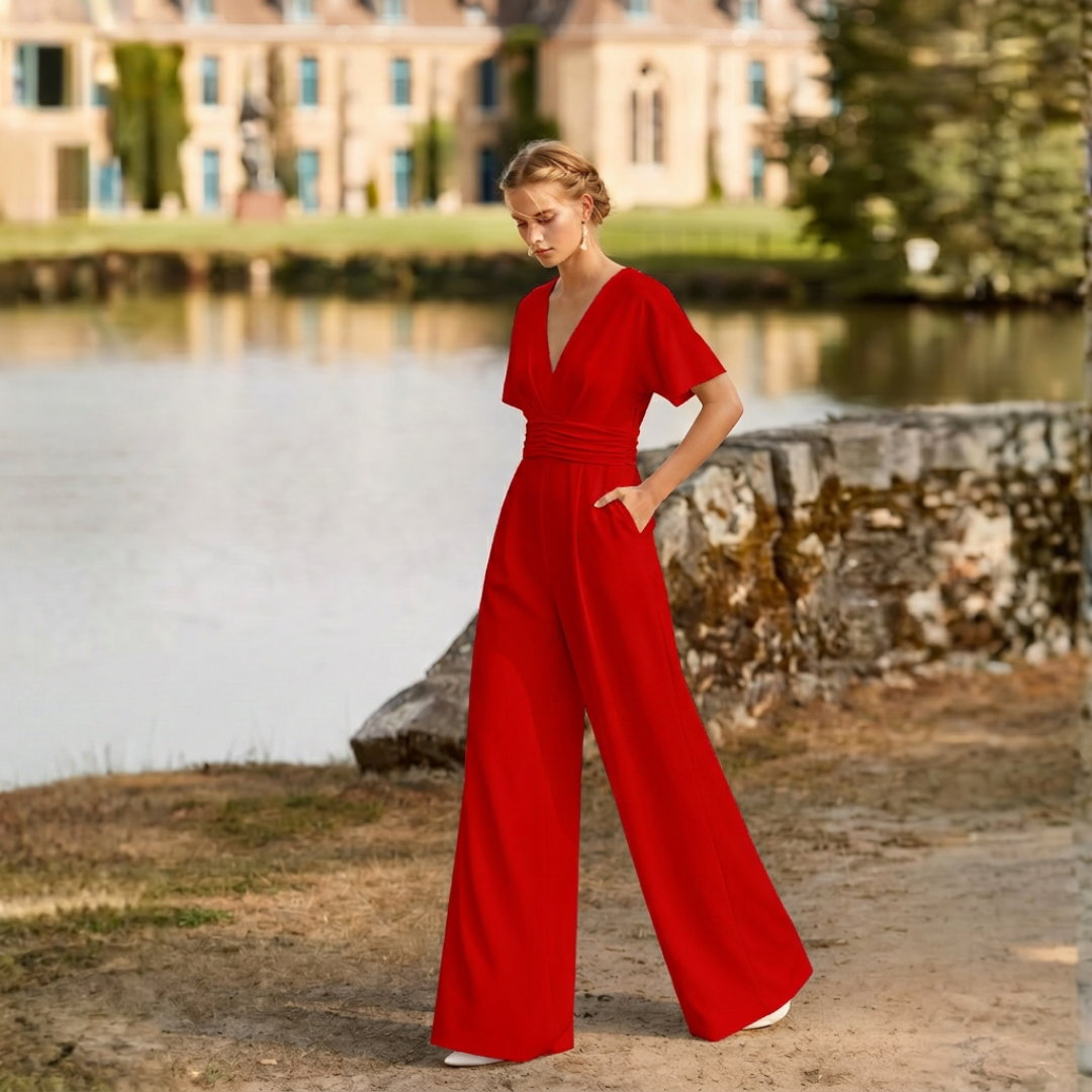 Tuta rossa lunga con vita drappeggiata e pantaloni ampi, look da cerimonia