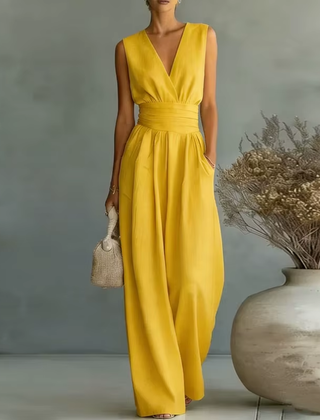 Tuta gialla senza maniche con pantaloni ampi e tasche laterali, look luminoso