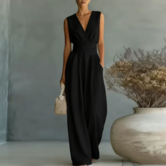 Tuta nera elegante senza maniche con vita drappeggiata e pantaloni a gamba larga