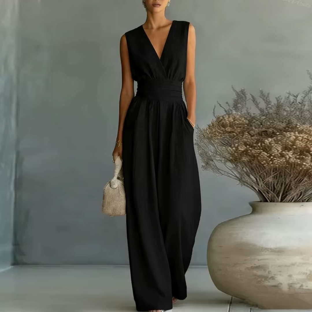 Tuta nera elegante senza maniche con vita drappeggiata e pantaloni a gamba larga
