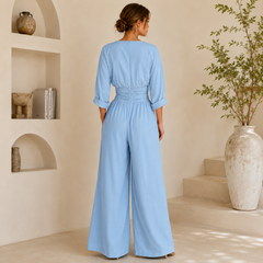 Retro della tuta azzurra con fascia arricciata in vita e pantalone ampio