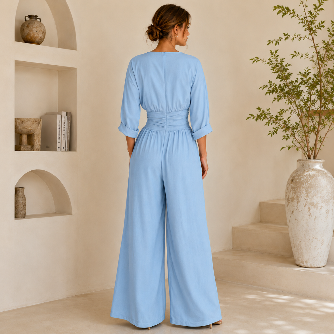 Retro della tuta azzurra con fascia arricciata in vita e pantalone ampio