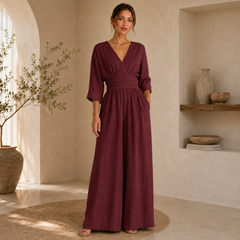 Tuta bordeaux lunga con corpetto incrociato e pantalone ampio dalla caduta morbida