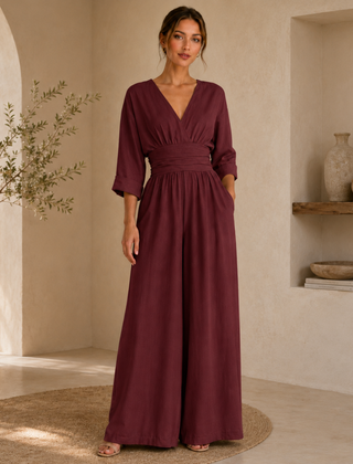 Tuta bordeaux lunga con corpetto incrociato e pantalone ampio dalla caduta morbida