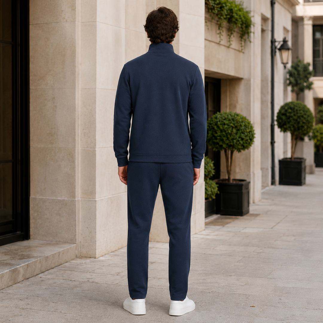 Retro del completo blu navy con giacca liscia e pantaloni in tinta unita