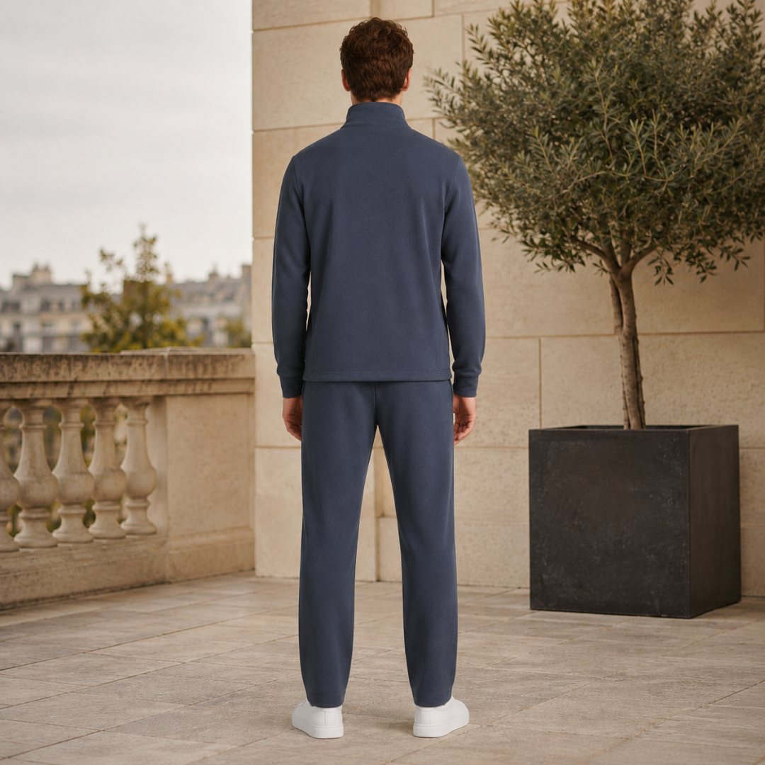 Retro della tuta sportiva grigio scuro con schiena liscia e pantaloni diritti