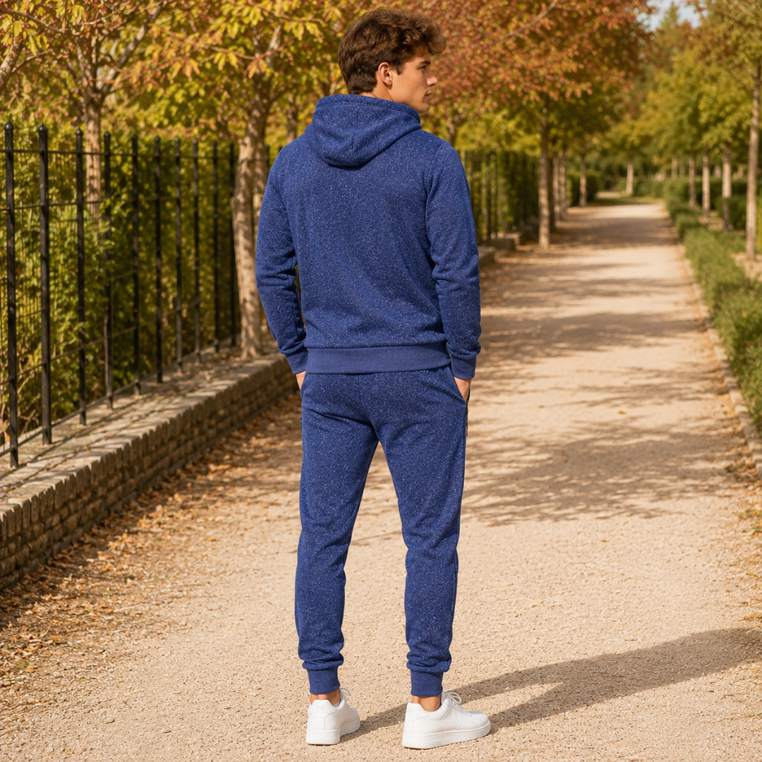 Vista posteriore della tuta sportiva blu con cappuccio e fondo giacca a coste