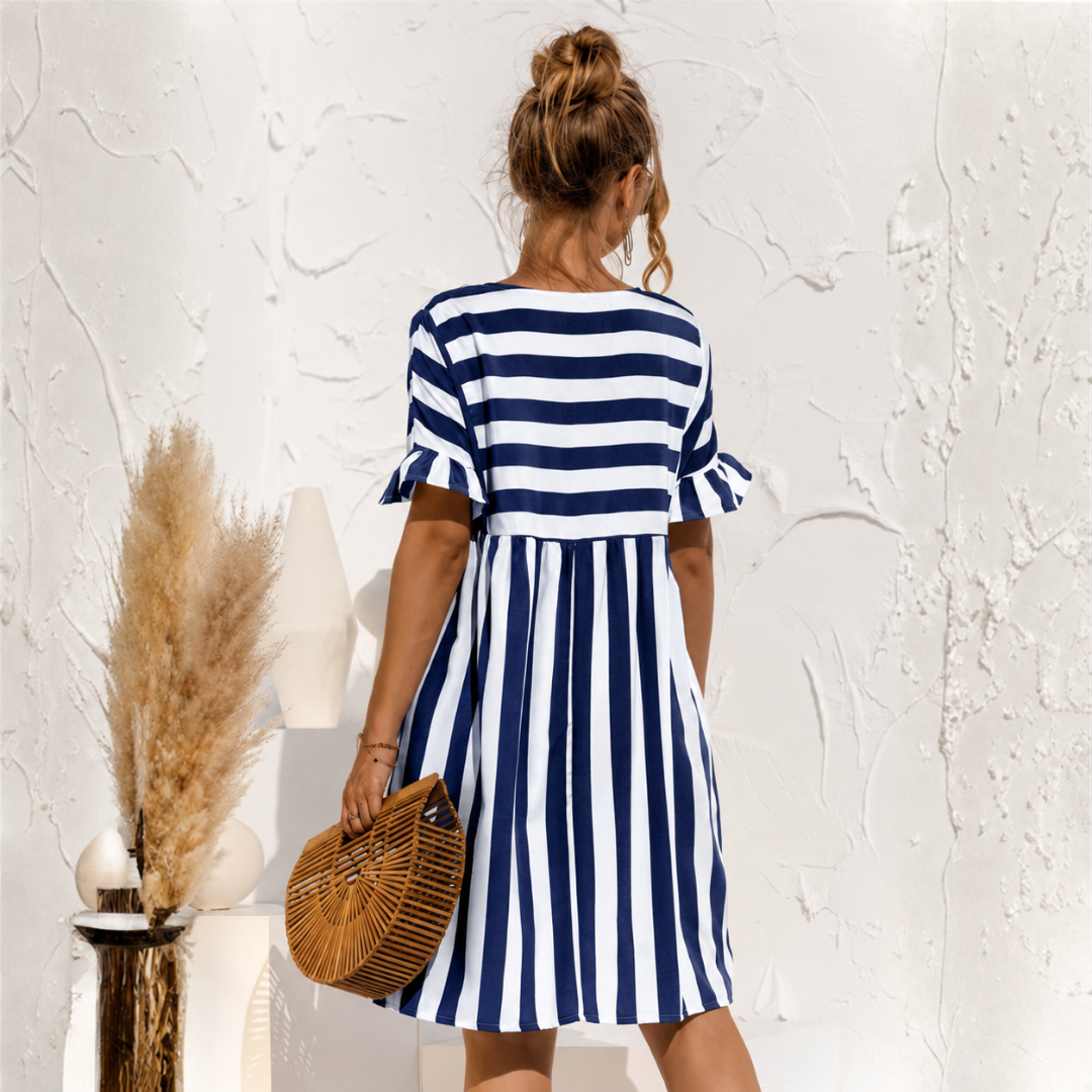 Vista posteriore del vestito blu navy a righe verticali con volant sulle maniche