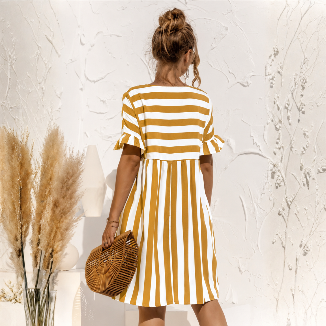Retro del vestito giallo senape a righe con gonna ampia e vita alta arricciata
