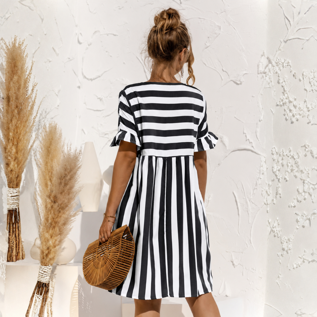 Retro del vestito a righe nere e bianche con gonna ampia arricciata