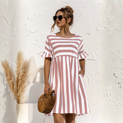 Vestito corto rosa a righe con scollo tondo e gonna morbida arricciata