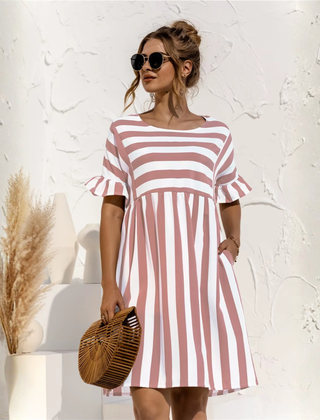 Vestito corto rosa a righe con scollo tondo e gonna morbida arricciata