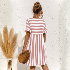 Retro del vestito rosa a righe bianche con volant sulle maniche corte