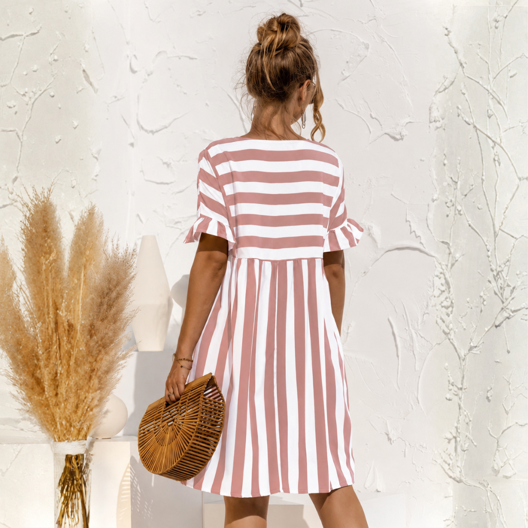 Retro del vestito rosa a righe bianche con volant sulle maniche corte