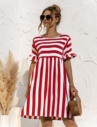 Vestito corto rosso a righe bianche con maniche corte rifinite da volant