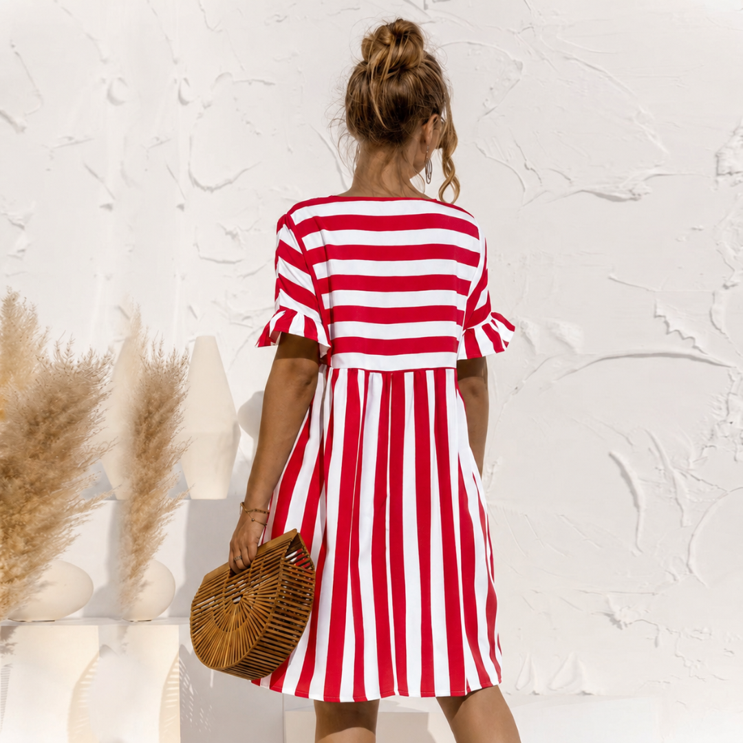 Vista posteriore del vestito rosso a righe verticali con linea svasata