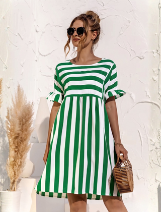 Vestito corto verde a righe bianche con vita alta e gonna svasata