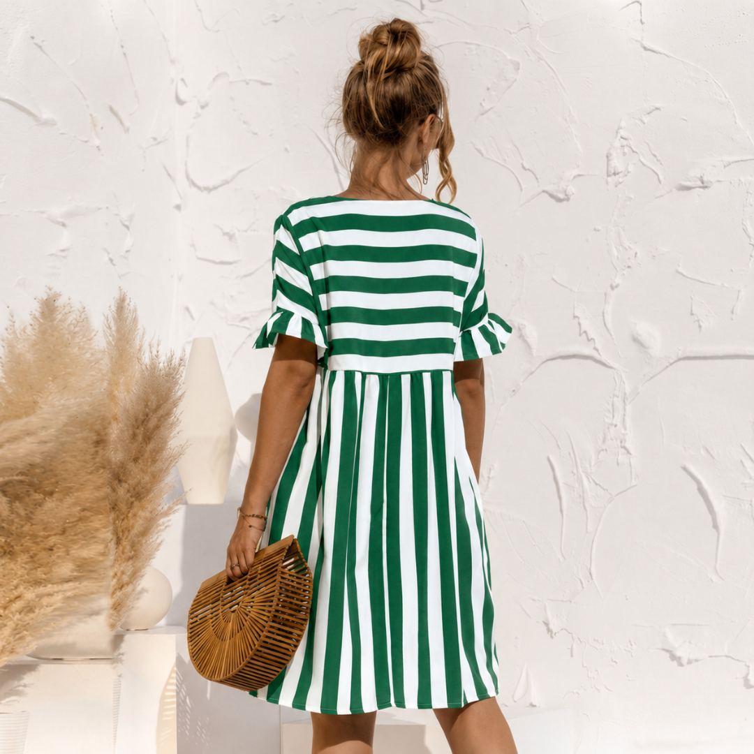 Vista posteriore del vestito verde a righe verticali con maniche a volant