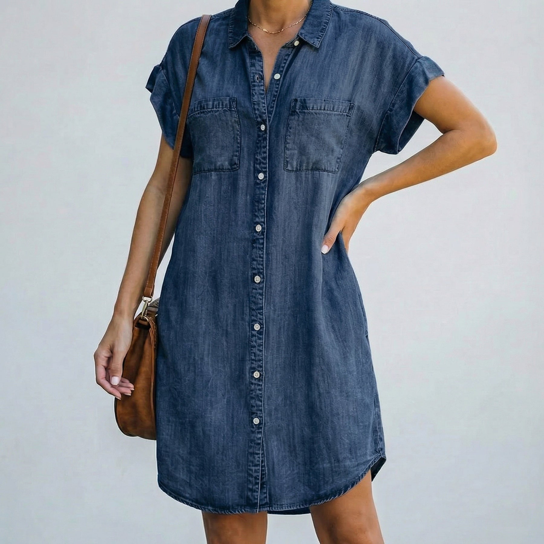 Vestito corto donna blu scuro con orlo arrotondato, bottoni chiari e due tasche applicate
