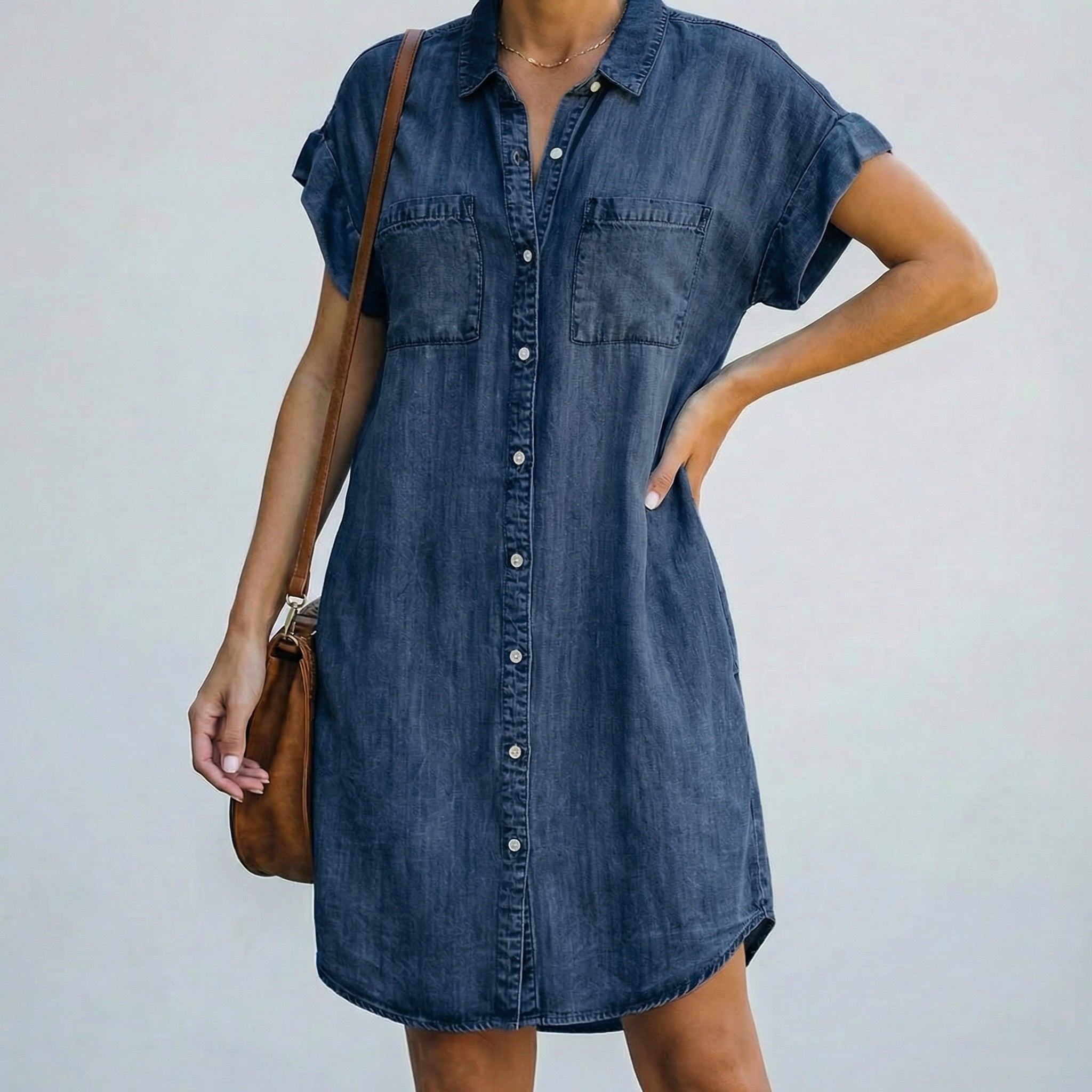 Vestito corto donna blu scuro con orlo arrotondato, bottoni chiari e due tasche applicate