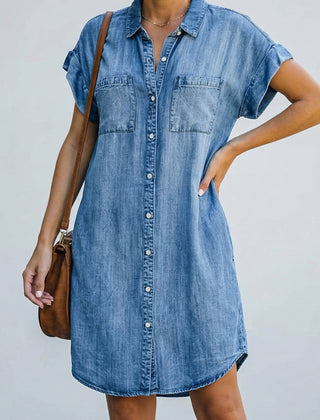 Vestito corto donna blu modello camicia con tasche sul petto e abbottonatura frontale