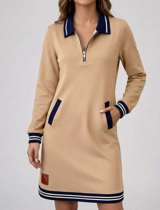 Vestito corto beige con polsini a costine rigati e orlo a righe