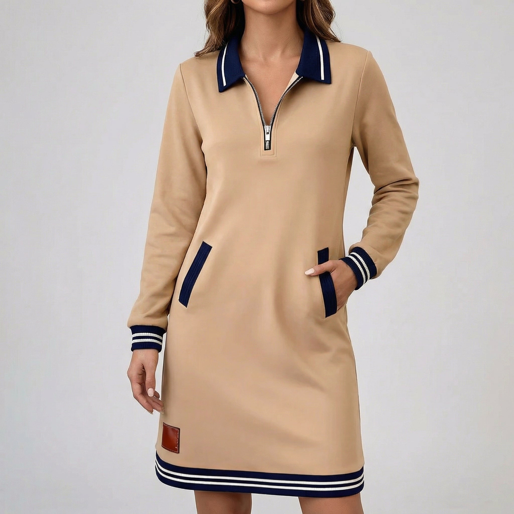 Vestito corto beige con polsini a costine rigati e orlo a righe
