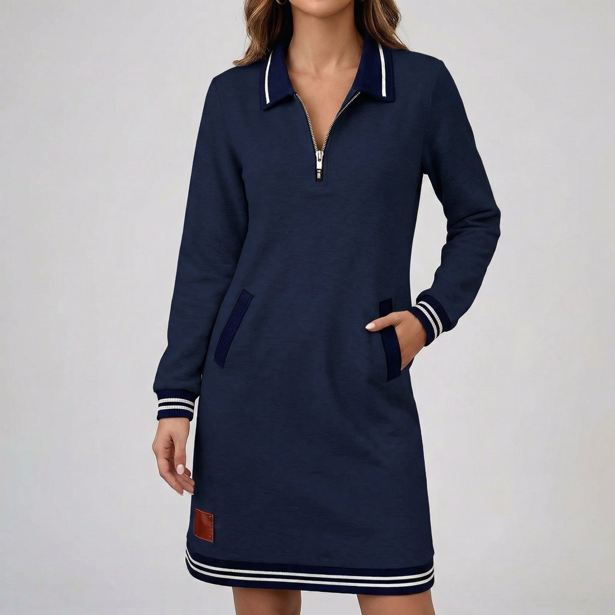 Vestito corto blu navy con zip metallica e bordo inferiore a righe bianche