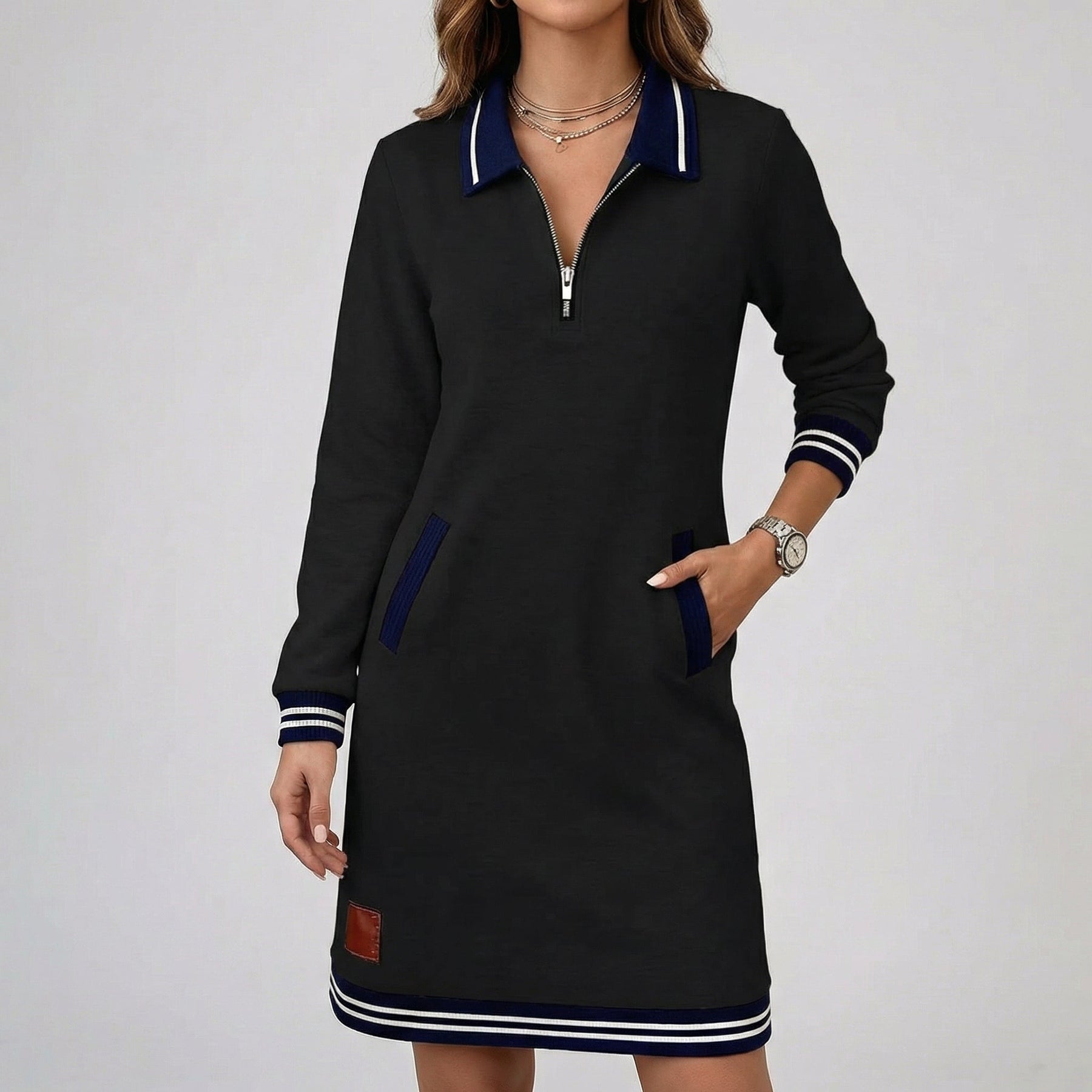 Vestito corto nero con colletto blu profilato, zip e orlo rigato