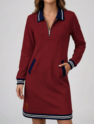 Vestito corto rosso con colletto blu, maniche lunghe e tasche laterali