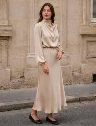 Vestito midi beige con collo alto drappeggiato e polsini arricciati, vista frontale