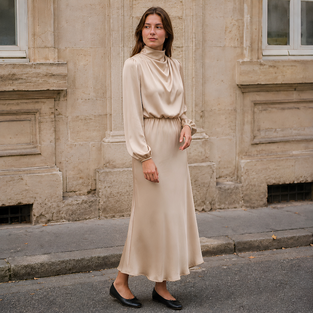 Vestito midi beige con collo alto drappeggiato e polsini arricciati, vista frontale