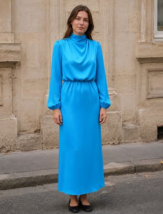 Vestito midi blu con collo alto drappeggiato, maniche a palloncino e gonna morbida