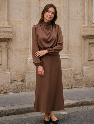 Vestito midi marrone con collo alto drappeggiato, maniche ampie e gonna svasata
