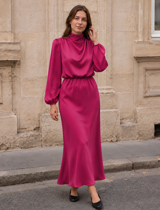 Vestito midi rosa intenso con collo alto drappeggiato e vita arricciata