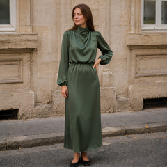 Vestito midi verde militare con collo alto drappeggiato e maniche a palloncino, vista frontale