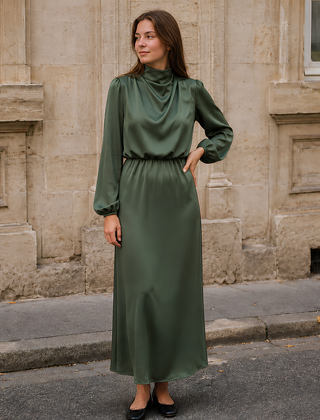 Vestito midi verde militare con collo alto drappeggiato e maniche a palloncino, vista frontale