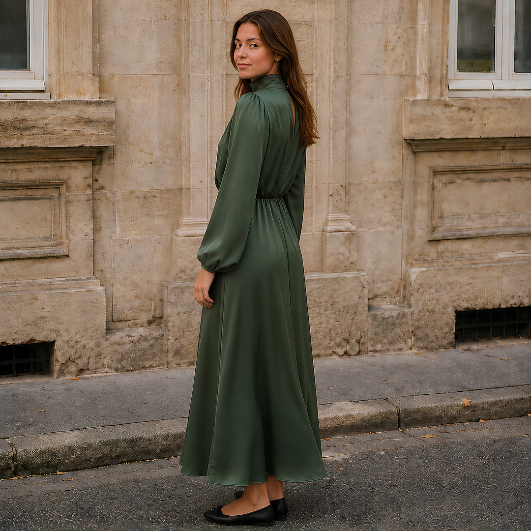 Vestito verde militare visto di tre quarti, maniche a palloncino e polsini arricciati