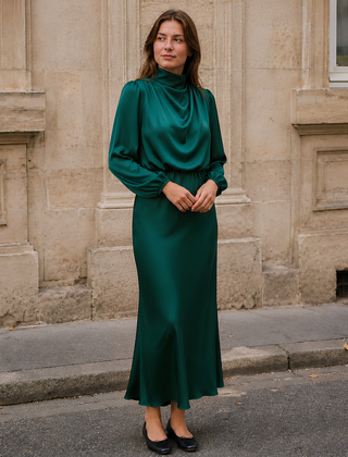 Vestito midi verde scuro con drappeggio sul collo e vita arricciata