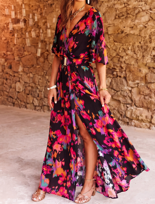 Vestito lungo multicolore con scollo a V, cintura dorata e spacco frontale