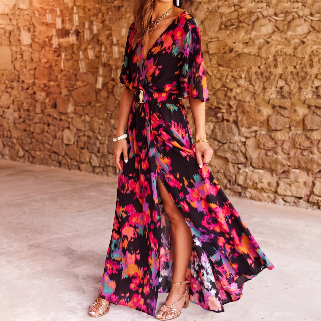 Vestito lungo multicolore con scollo a V, cintura dorata e spacco frontale