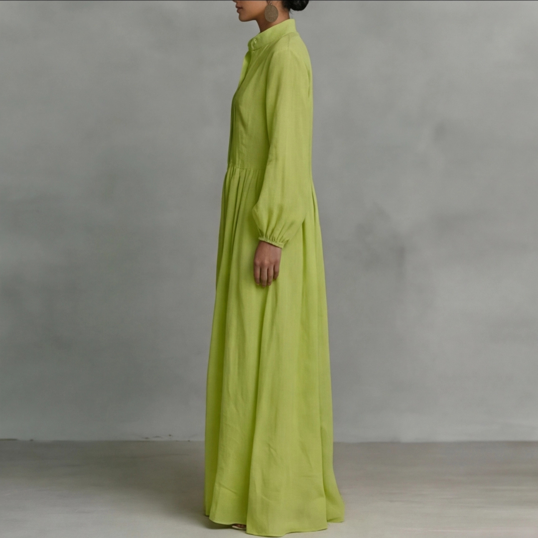 Vista laterale del vestito lungo verde chiaro con manica a palloncino e gonna ampia