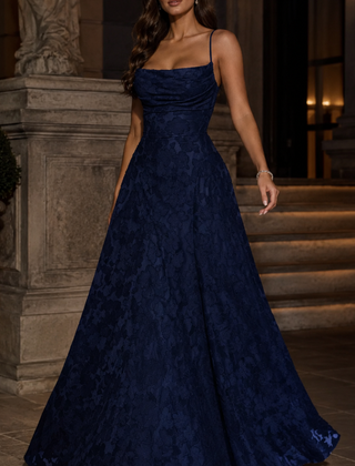 Vestito lungo blu navy con corpetto drappeggiato e decoro floreale, scenario notturno