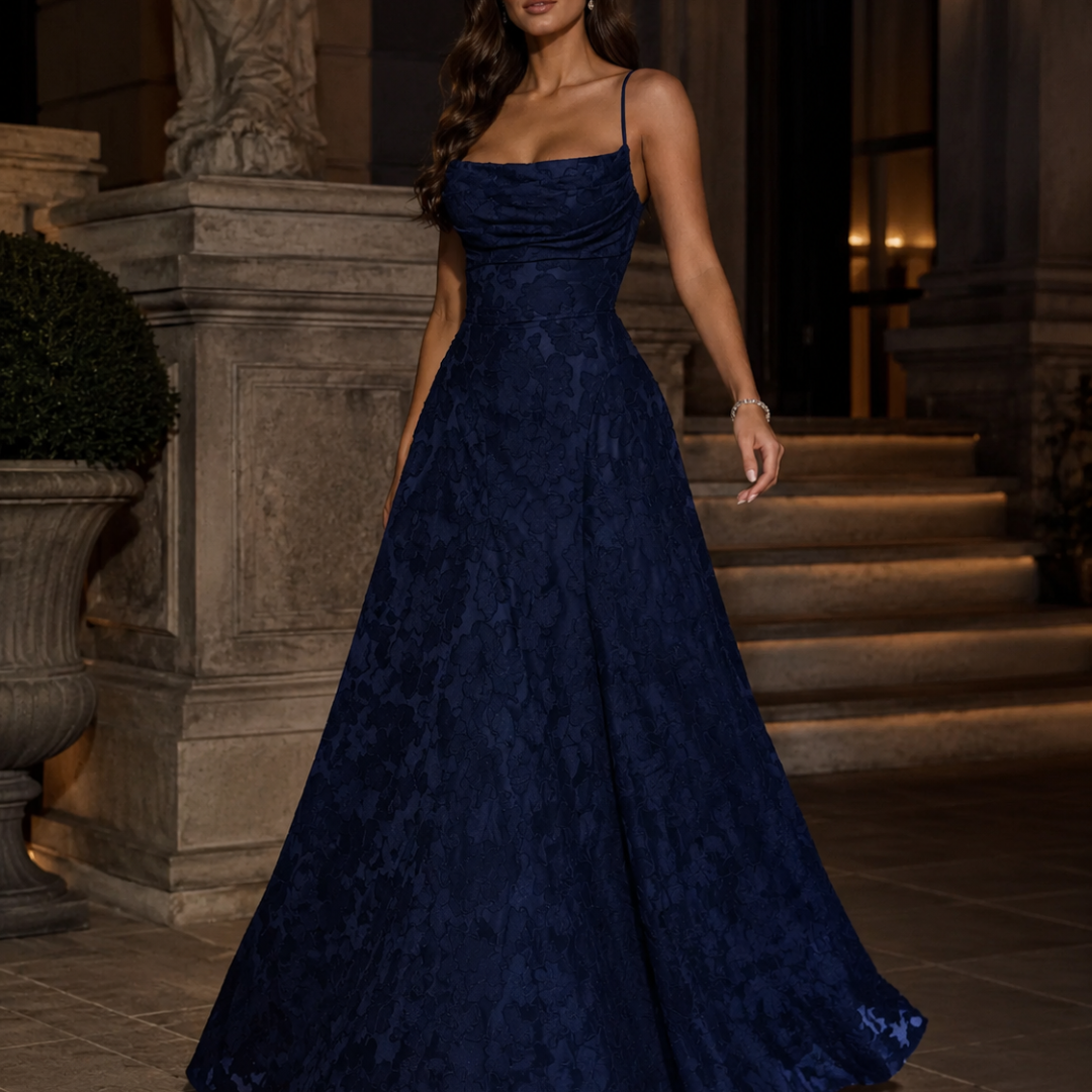 Vestito lungo blu navy con corpetto drappeggiato e decoro floreale, scenario notturno