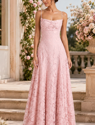 Vestito lungo rosa con fiori a rilievo e vita segnata su scalinata fiorita