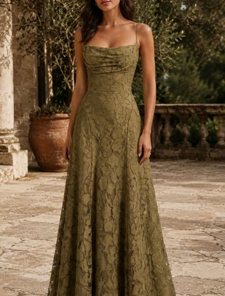 Abito lungo verde oliva con scollo drappeggiato e gonna fluida in terrazza mediterranea