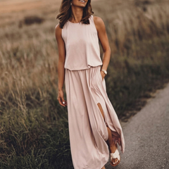 Vestito lungo beige senza maniche con spacco laterale e vita arricciata