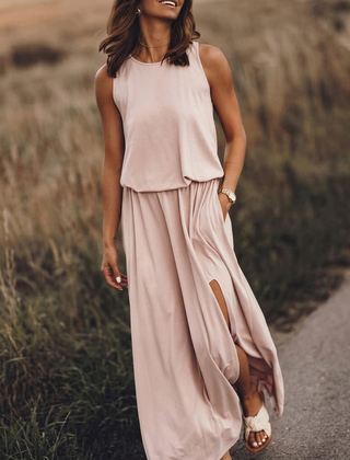 Vestito lungo beige senza maniche con spacco laterale e vita arricciata