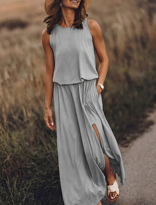 Vestito lungo grigio con girocollo arrotondato e gonna con spacco laterale