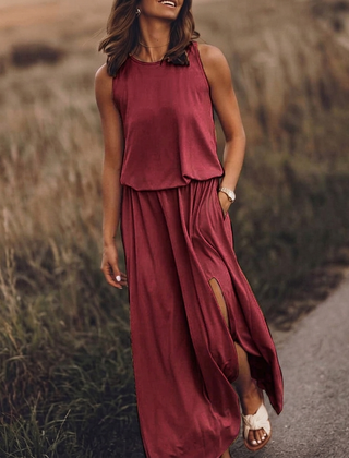 Vestito lungo rosso senza maniche con girocollo e spacco laterale sulla gonna